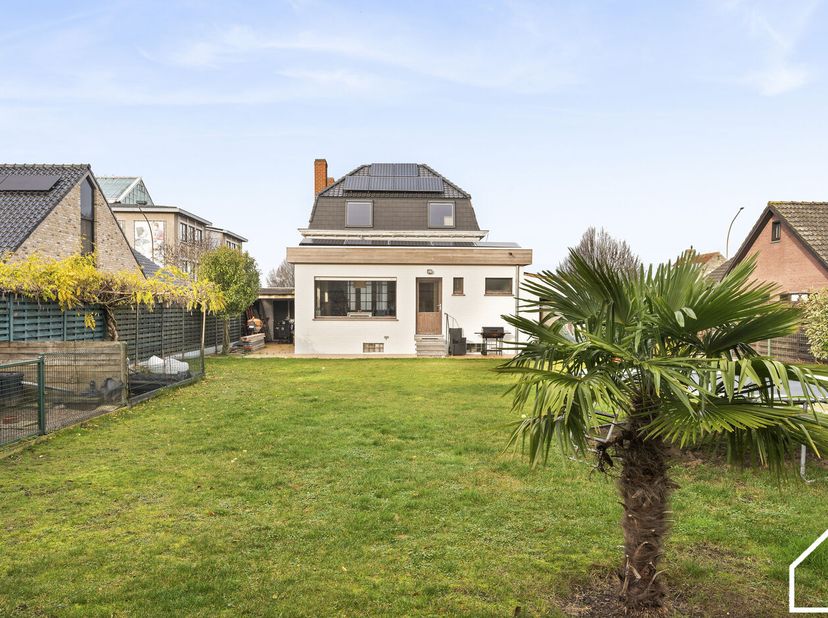 Deze alleenstaande woning met 3 slaapkamers, garage en tuin bevindt zich op een topligging en biedt tal van troeven....<br />
<br />
Bekijk via deze l
