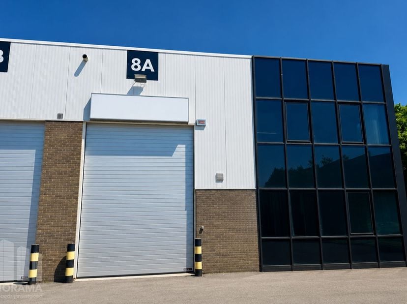 Ontdek deze uitstekend gelegen KMO-unit bestaande uit 325 m² opslagruimte en 96 m² instapklare kantoorruimte.&amp;nbsp;Gelegen in het kwalitatieve Brixton
