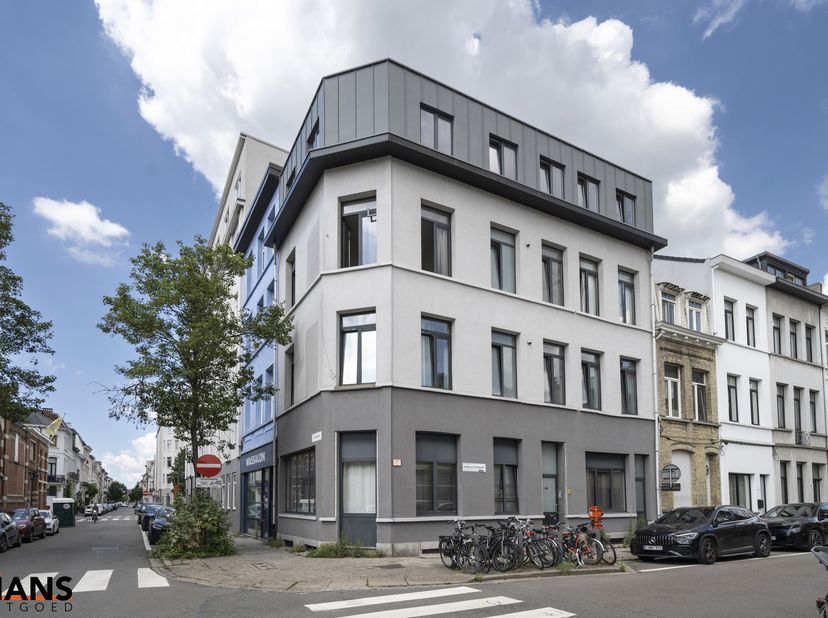 Leefruimte; ingebouwde kast; open kitchenette met aansluitende eethoek; badkamer met douche, wastafel in meubel en toilet; slaapkamer en berging. Er k