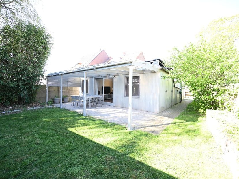 Deze ZEER ENERGIEZUINIGE bungalow-woning, type houtskeletbouw, is gelegen PAL IN HET DORPSCENTRUM, vlakbij het Heilig-Hartplein, met buurtwinkels en o
