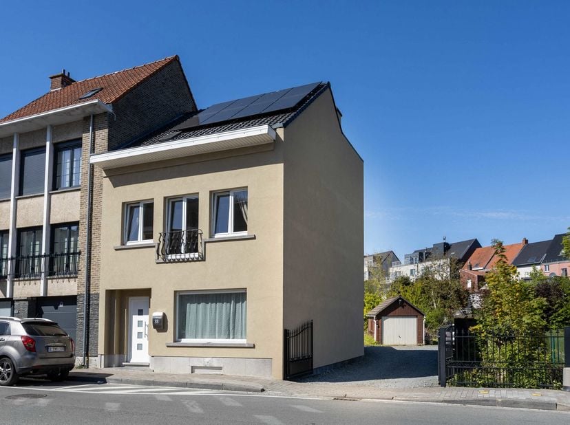 Cette maison située dans un environnement calme, bénéficie d’un emplacement agréable et stratégique, où un cadre verdoyant et résidentiel se combine p