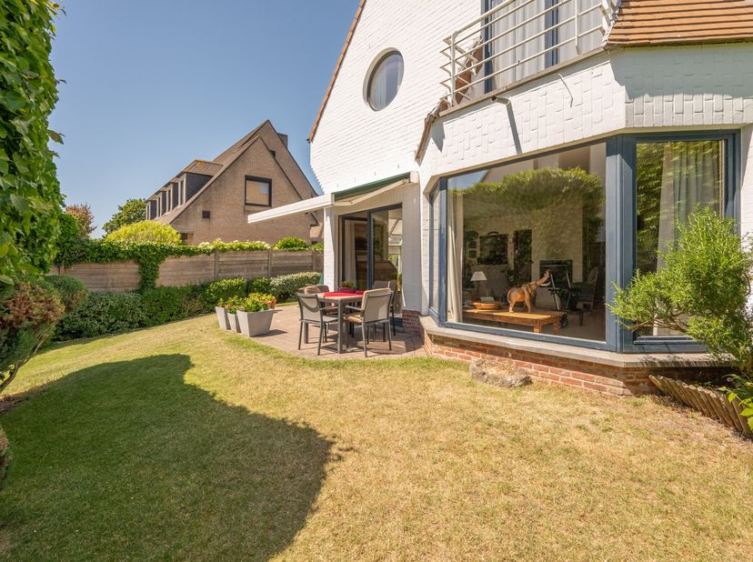 Vrijstaande villa in de Jozef Nellenslaan, vlak aan de Zeedijk van het Albertstrand. De achterzijde ligt op het zuiden, met een aangelegde tuin en twe