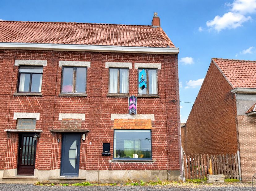 AGRÉABLE maison à rafraîchir avec 3 chambres et JARDIN. Disposition : grand hall d’entrée, séjour lumineux avec vue sur le jardin, cuisine ouverte équ