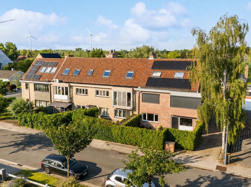 Omgeving<br />
Dit instapklaar duplex appartement te Wondelgem biedt alles wat je kan wensen te midden van allerlei voorzieningen.<br />
De nabijheid