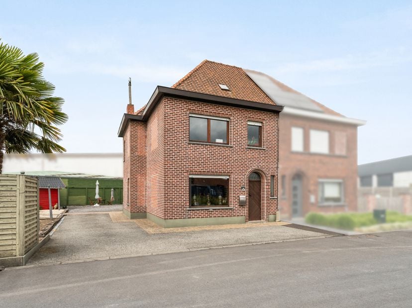 Huis te koop in Stationsstraat 215,
                    8850 Ardooie