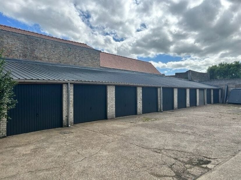 Gesloten garagebox met nieuwe poorten afmetingen: breedte 2.9m - diepte 5.09m<br />
Laatste garage met extra parkeerplaats aan voordelige prijs.<br />