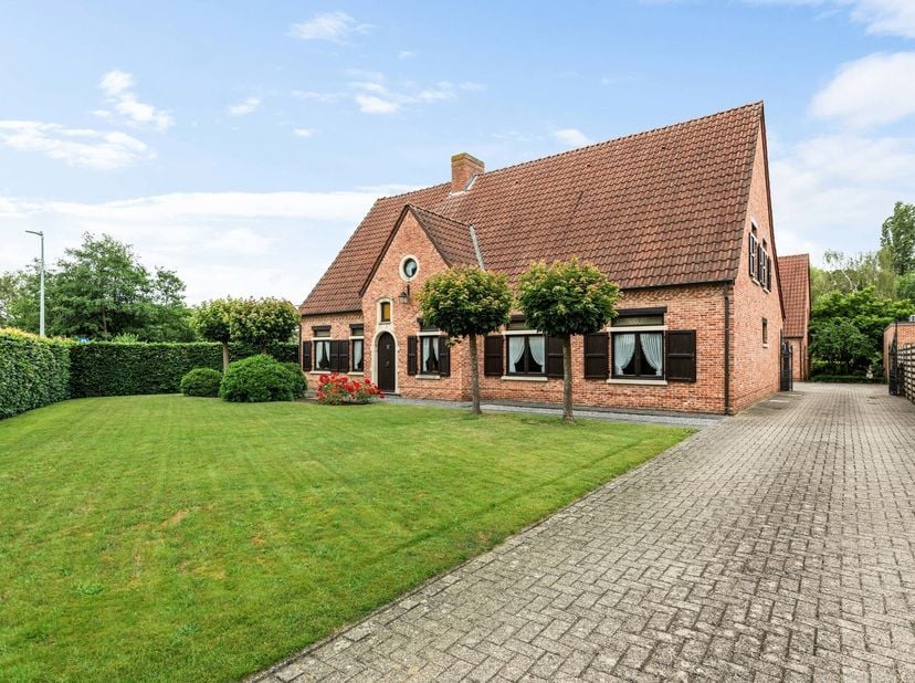 Prachtige villa met ruim bijgebouw op toplocatie in het centrum van Herentals.<br />
Indeling en omschrijving:<br />
Deze karaktervolle villa, gelegen