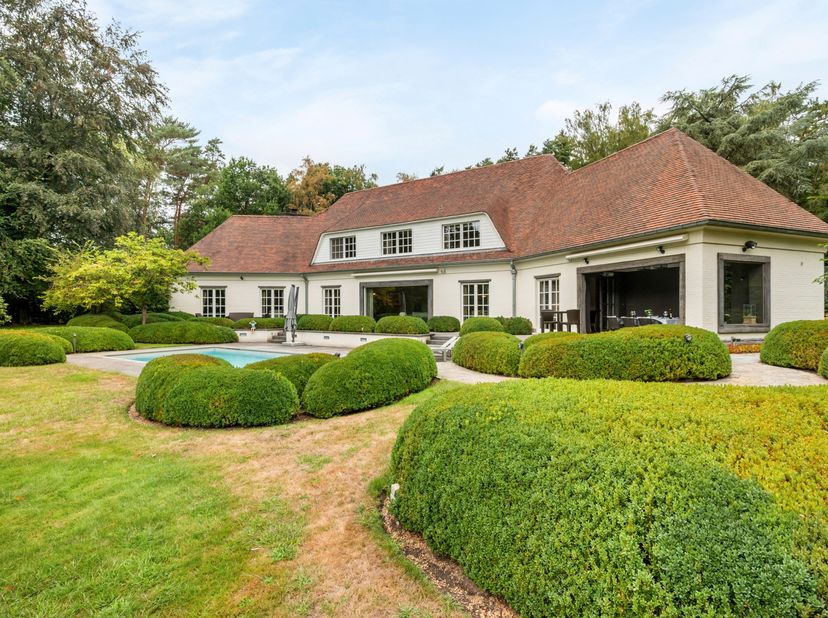 Welkom op Domein Krekelbeek, waar u in alle privacy geniet van dit landhuis op een groen domein van ruim 1,6 hectare. Via de oprijlaan en toegangspoor