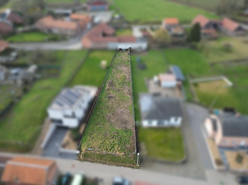 In het landelijke &amp;nbsp;Horpmaal, een deelgemeente van Heers, vinden we langs de Hopstraat deze knappe bouwgrond voor open bebouwing terug. We bevinde