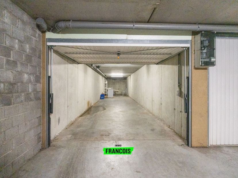 Deze uiterst ruime garagebox met plaats voor minimum twee wagens, is gelegen in de Maurice Devriendtlaan. Nabij de zeedijk en op wandelafstand van het