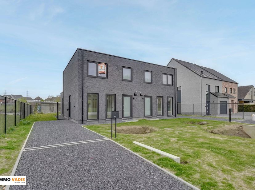 In een rustige buurt, nabij het centrum van Munsterbilzen, bevindt zich deze ruime en instapklare BEN-woning met een praktische indeling.<br />
De ope