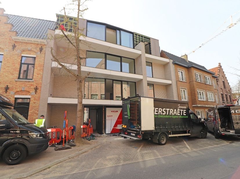 Deze uiterst commerciële ruimte (102 m²) maakt deel uit van de smaakvolle residentie "Louise" in hartje Torhout.<br />
Ideaal gelegen nabij de Markt,