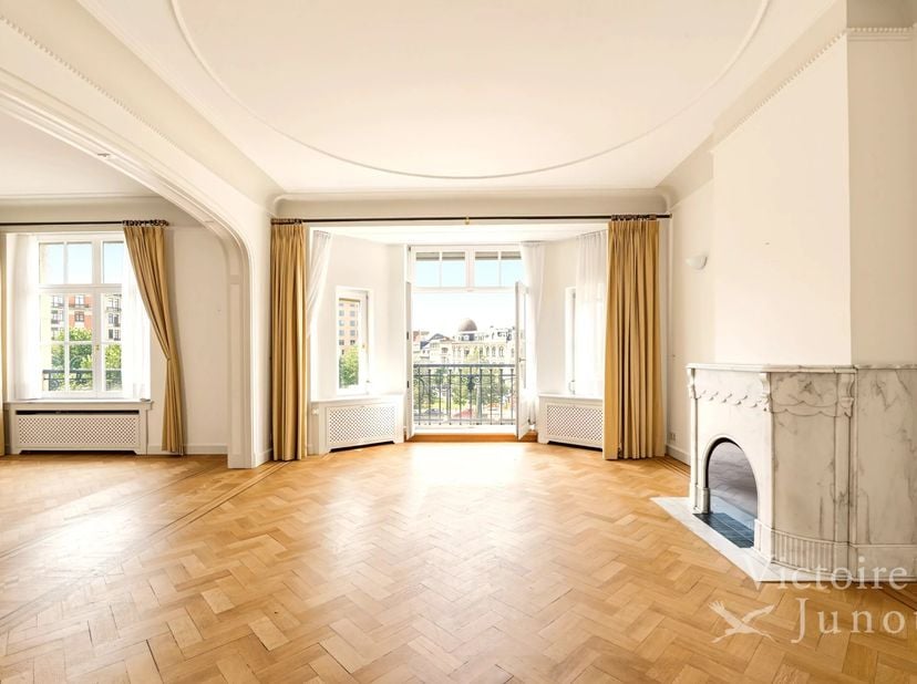 Bien présenté par Carla Rodriguez : 0494 07 97 54 / carla.rodriguez@victoire.be<br />
Victoire Junot vous propose ce bel appartement de 4 chambres ave