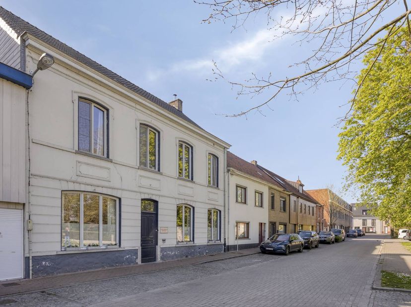 Bent u op zoek naar een lichtrijke, ruime en charmante woning? Dit herenhuis in het hart van Assenede combineert authenticiteit met hedendaags comfort
