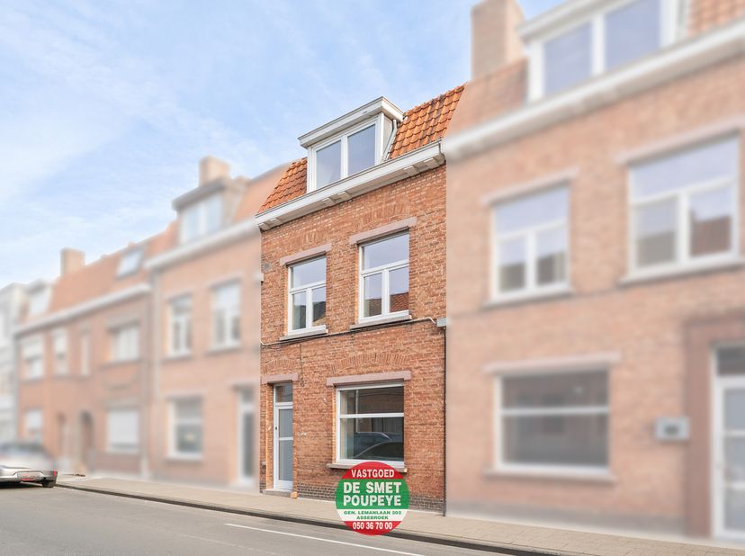 Deze volledig gerenoveerde woning (2025-2026) werd tot in de puntjes vernieuwd, zowel ondergronds als bovengronds, met bijzondere aandacht voor modern