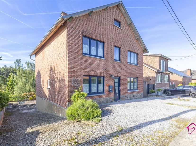 Charmante et spacieuse maison de 221m2, érigée sur un terrain (orienté SUD) de 18ares dans une rue calme et paisible à Hanzinelle. Cette résidence, ha