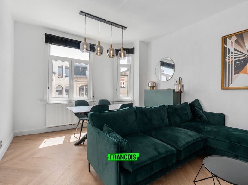 Bienvenue dans cet appartement prêt à emménager et agréablement rénové, comprenant deux chambres, situé au deuxième étage de la De Smet de Naeyerlaan