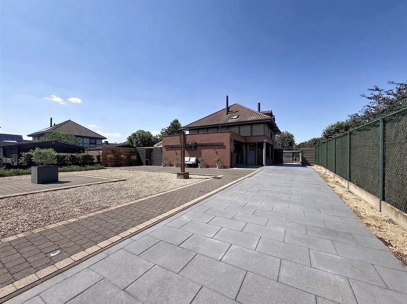 BEZOEKMOMENT Zaterdag 15/08: reservatie via sms: 0470/30.20.10<br />
VRIJSTAANDE WONING MET 3 SLAAPKAMERS, inpandige garage EN ZONNIGE TUIN OP TOPLOCA