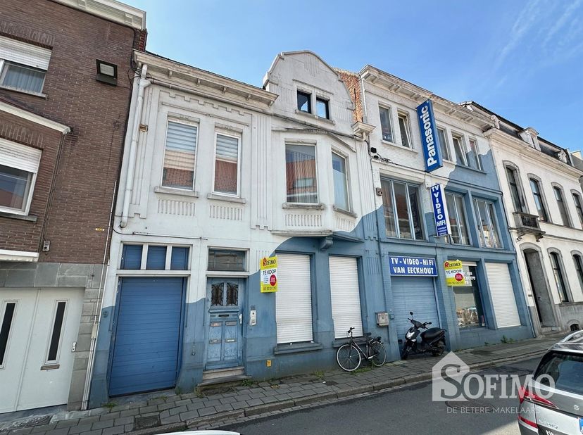 Commercieel gelegen HANDELSPAND met WOONST en 4 verhuurde STUDIO'S <br />
<br />
- Winkel, magazijn en stockage ruimte<br />
- Woonst met living, l