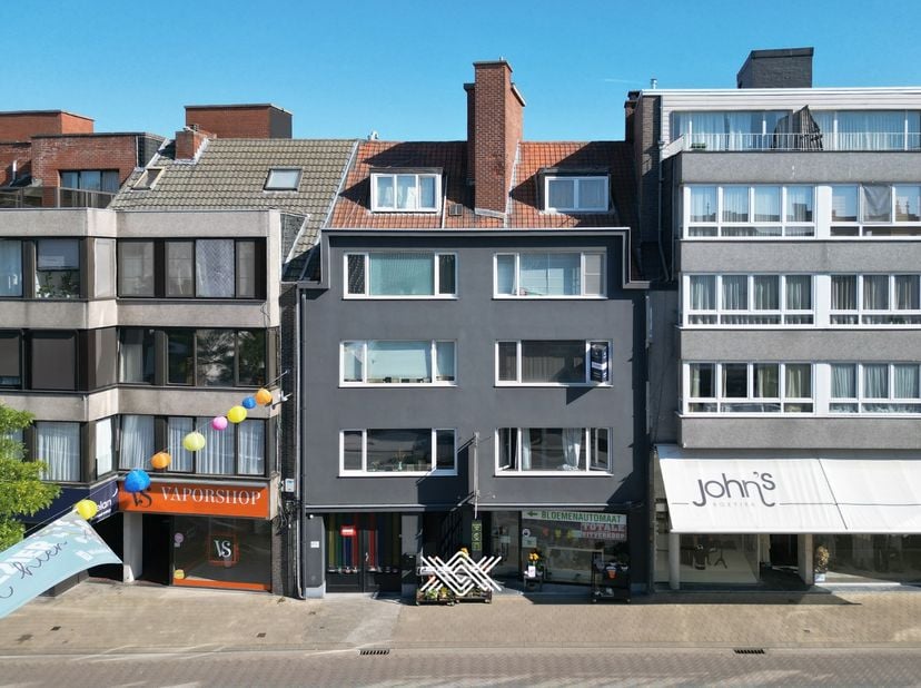 Dit instapklare appartement met een bewoonbare oppervlakte van circa 74 m² is gelegen op de tweede verdieping van residentie Matthi, midden in het bru