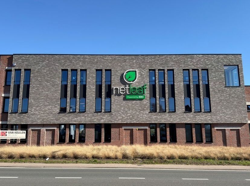205m² kantoorruimte op gelijkvloers<br />
Ligging: op 600m van afrit E19 ; bushalte aan het pand<br />
<br />
Specificaties: deels ingedeelde kantoorr