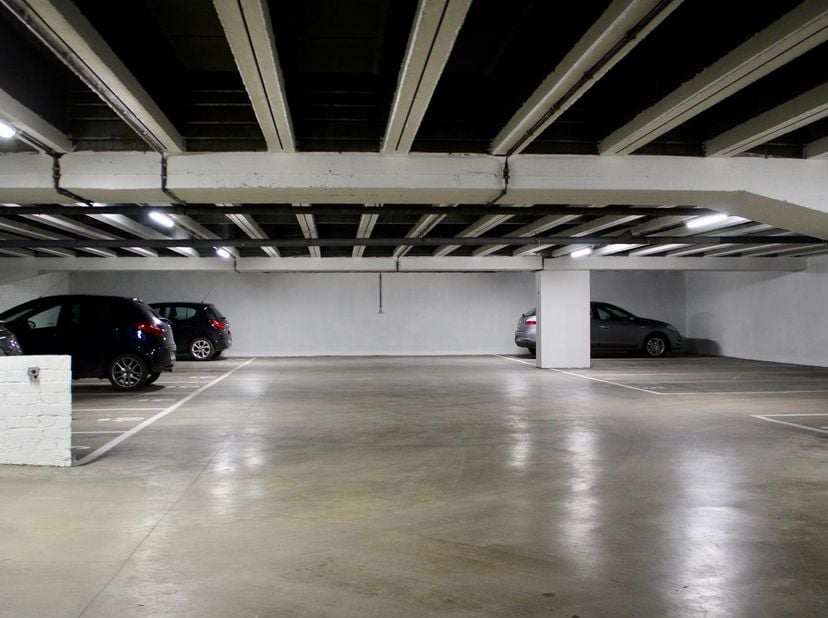 Te huur: ondergrondste staanplaats in centrum Aalst. Deze ondergrondse staanplaats bevindt zich onder het C&amp;amp;A gebouw met de inrit in de Alfred Kel