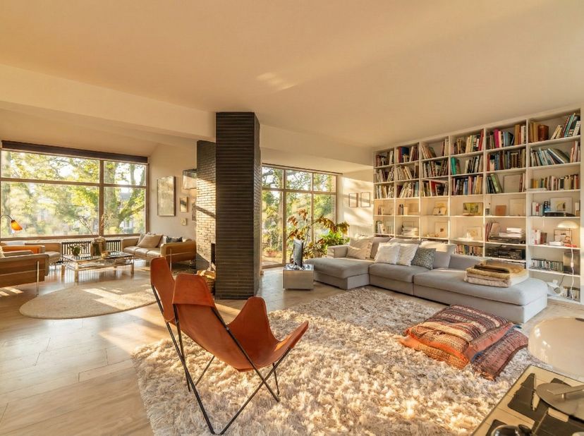 Située au cur dun environnement verdoyant et recherché, cette villa trois façades de 1958, signée par larchitecte Depelsenaire, est reprise à linventa