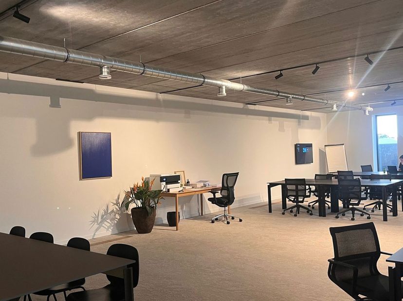 Deze prachtige nieuwbouw kantoorruimte van 236 m², gelegen op de eerste verdieping van het moderne KMO-complex BAYOT, biedt een combinatie van comfort