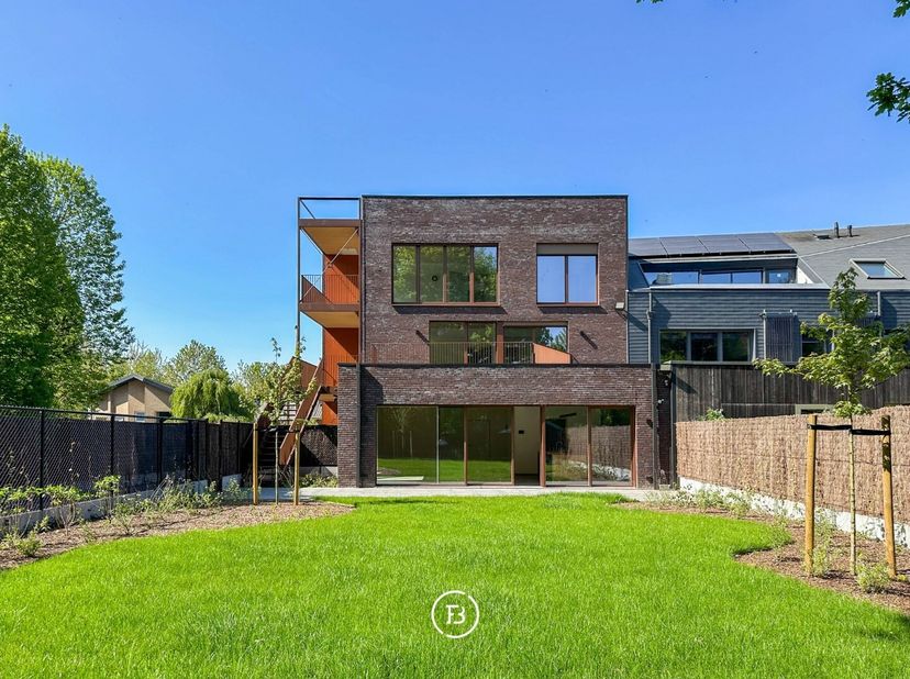 Cette maison neuve prête à emménager et économe en énergie est située dans un quartier calme et verdoyant de Mariakerke (réserve naturelle De Boergoye