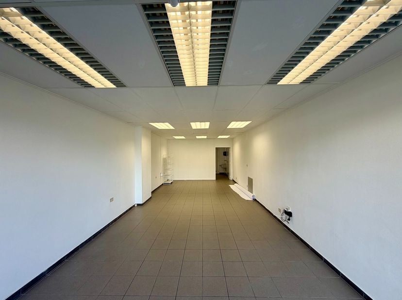 Handelspand op uitstekende ligging.<br />
<br />
Dit handelspand is gelegen op een gunstige en goed bereikbare locatie en beschikt over een uiterst vl