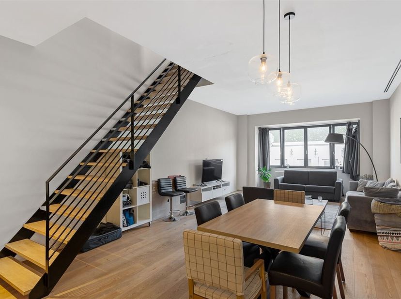 Instapklaar duplex appartement (107 m²) te koop!<br />
Ligging: Dit instapklaar duplex appartement is zeer centraal gelegen. Het stadscentrum en centr