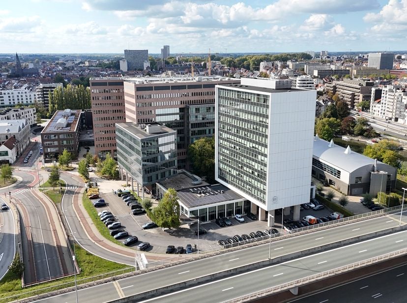 Op een strategische locatie in Gent bieden wij een ruime en moderne kantoorruimte van 815 m² te huur aan.<br />
De ruimte bevindt zich in een recent,