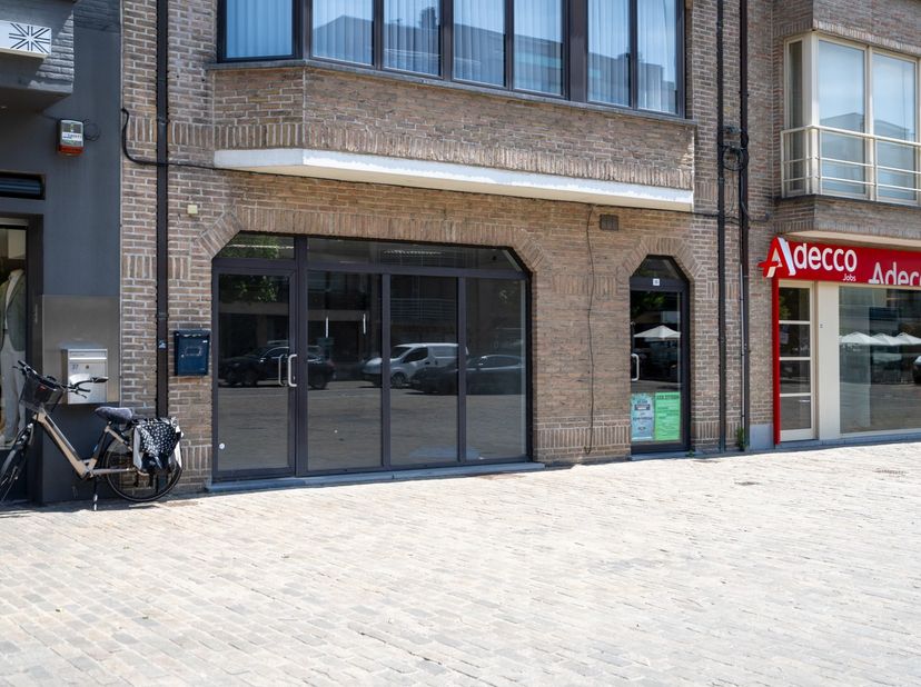 Midden in het hart van Deinze,&amp;nbsp;aan de Markt, bevindt zich deze veelzijdige handelsruimte van 139 m². De brede etalage zorgt voor een maximale vis
