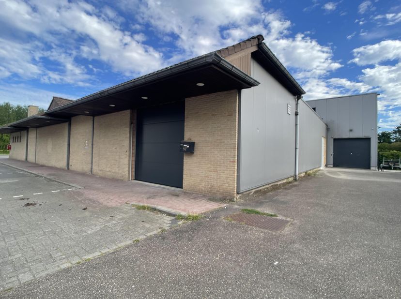 Bien professionnel à louer
                    à 3800 Sint-Truiden