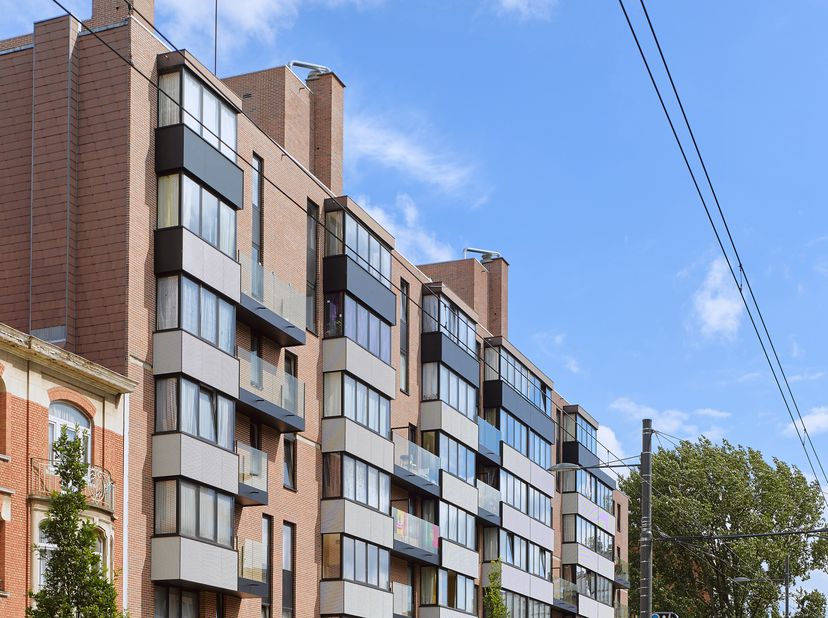 Magnifique studio dans un immeuble rénové. Il se compose comme suit : hall d'entrée, séjour/living, cuisine  équipée, 1 salle de douche. Provisions po