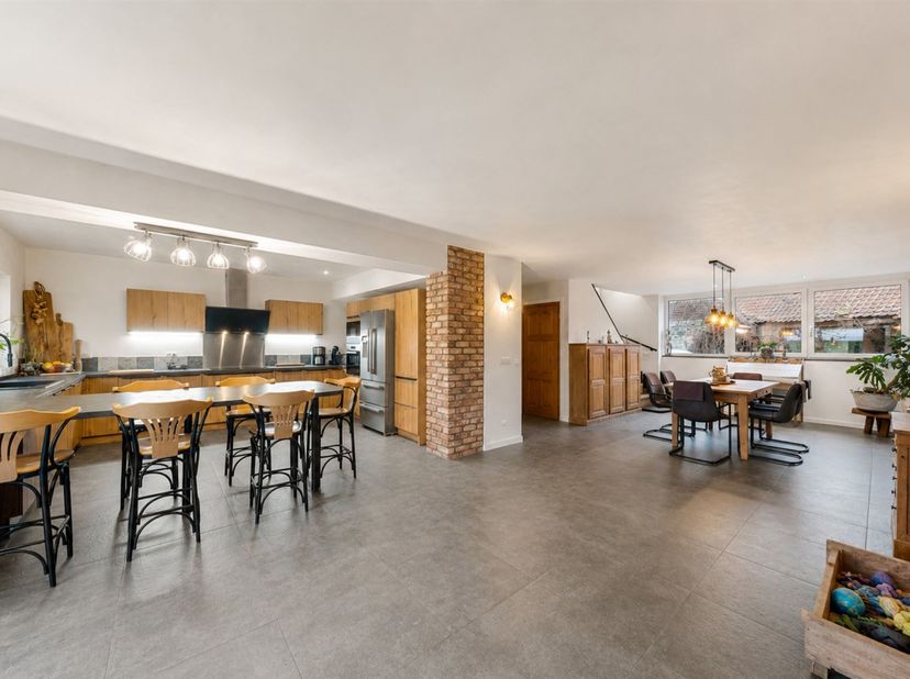 Te koop: ruime en energiezuinige woning met tuin en studio in Gaurain<br />
<br />
In het centrum van Gaurain, vlak bij alle voorzieningen, bevindt