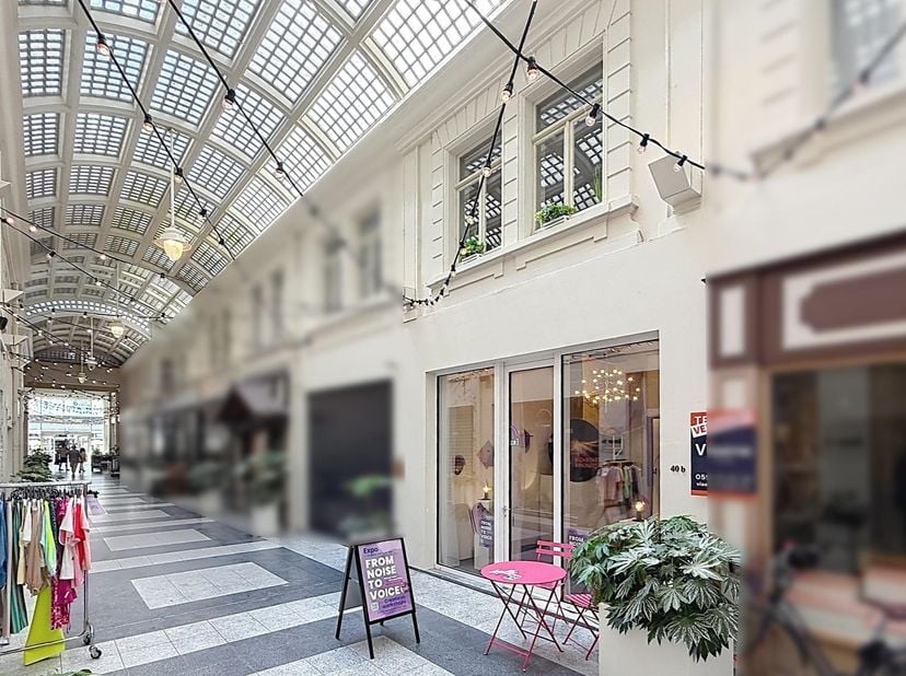 WINKEL IN EUROPAGALERIJ<br />
<br />
STAD OOSTENDE - eerste afdeling. In het onroerend complex van handelslokalen, appartementen en hotel, genaamd “Ga