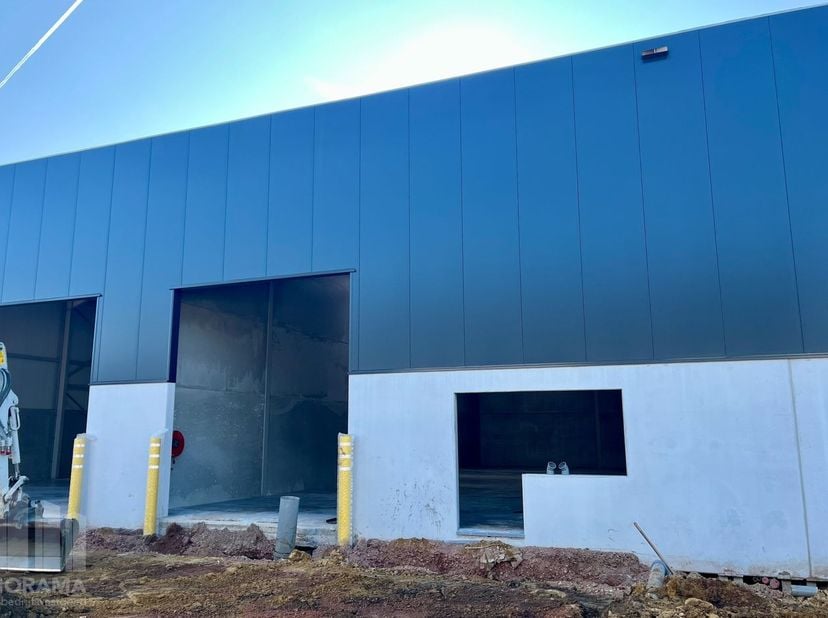 Nieuwbouw KMO-unit van 300 m² te koop, de casco KMO-unit heeft een vrije hoogte van +/- 6 m en is opgebouwd uit een staalconstructie in combinatie met