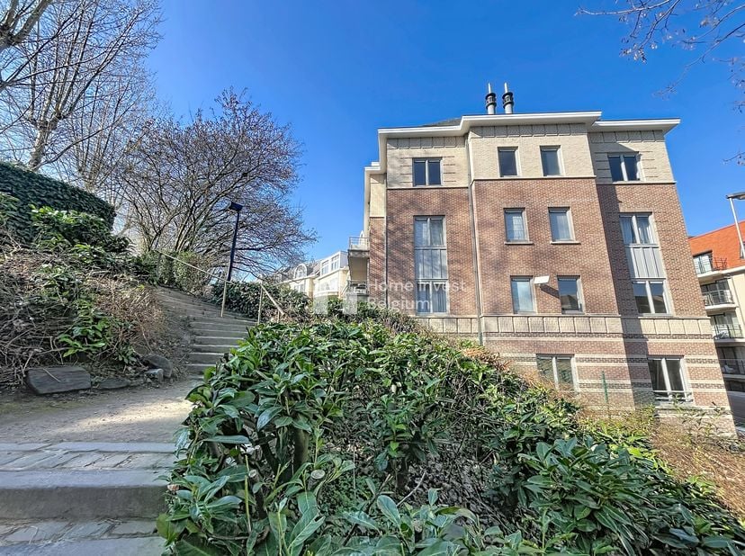 Dit appartement van 85 m² (EPB-oppervlakte) ligt in een rustige wijk van Sint-Lambrechts-Woluwe, op de bovenste verdieping van een gebouw uit 2001, en