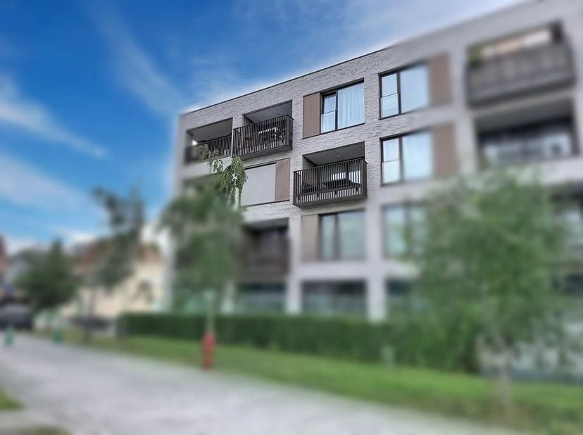 Dit appartement is gelegen in een modern complex van 2019 op de 3de verdieping.<br />
De ligging is zeer gunstig tov het centrum en de ring.<br />
Er