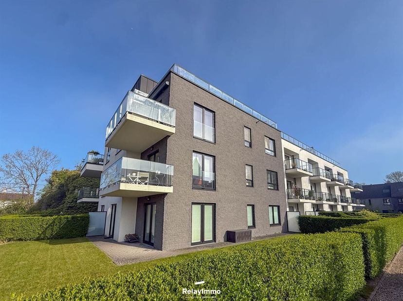 Prachtig appartement met 2 slaapkamers in een beveiligde luxe residentie op een steenworp afstand van het winkelcentrum Bastions.<br />
Bestaande uit: