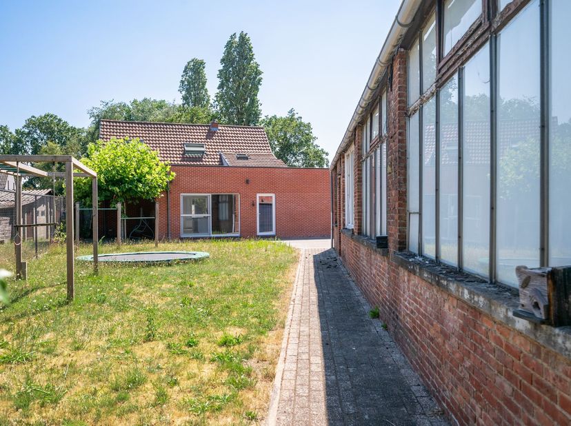 Ontdek deze ruime, op te frisse woning met maar liefst vijf slaapkamers en een veelzijdig bijgebouw van ca. 195 m², ideaal gelegen nabij het centrum v