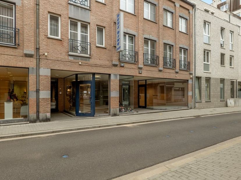In de Diesterstraat, te Sint-Truiden, kan men deze handelsruimte terugvinden.<br />
Dankzij de centrale positie tussen de Grote Markt en het station h