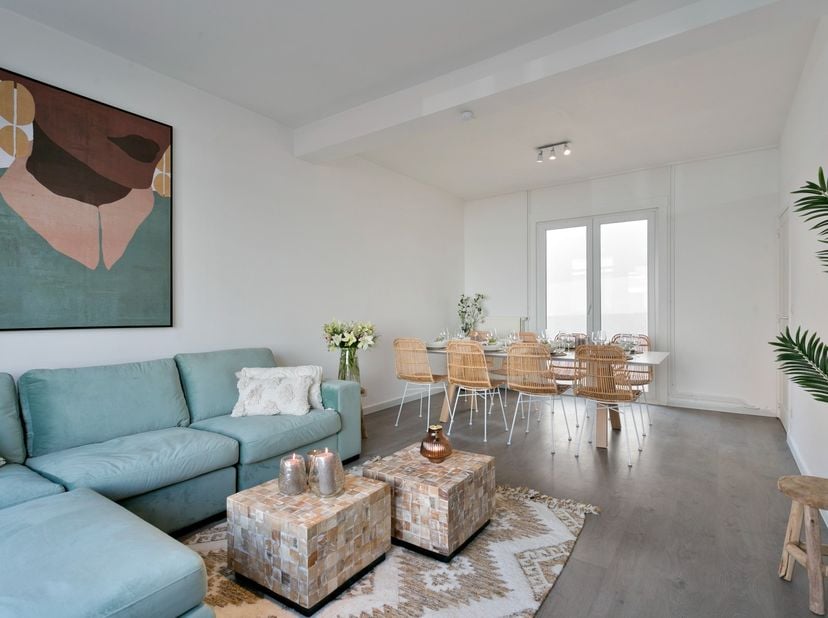 Gemeubelde woning gelegen, zéér centraal gelegen nabij de winkels en het station van Knokke-Heist.&amp;nbsp;<br />
<br />
Indeling: inkomhal - volledig in