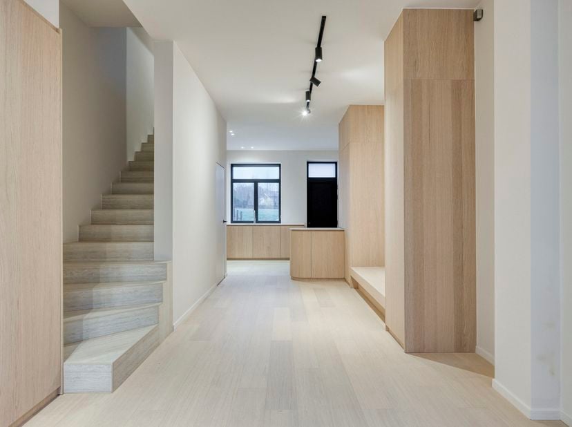 La maison a été entièrement rénovée et équipée d'armoires encastrées de haute qualité. Elle est idéale pour ceux qui souhaitent allier le confort d'un
