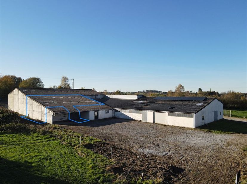 Entrepôt / hangar de +/- 170 m² situé à Pesche.<br />
Ses atouts :<br />
- sa localisation, légèrement en retrait du centre du village<br />
- son acc