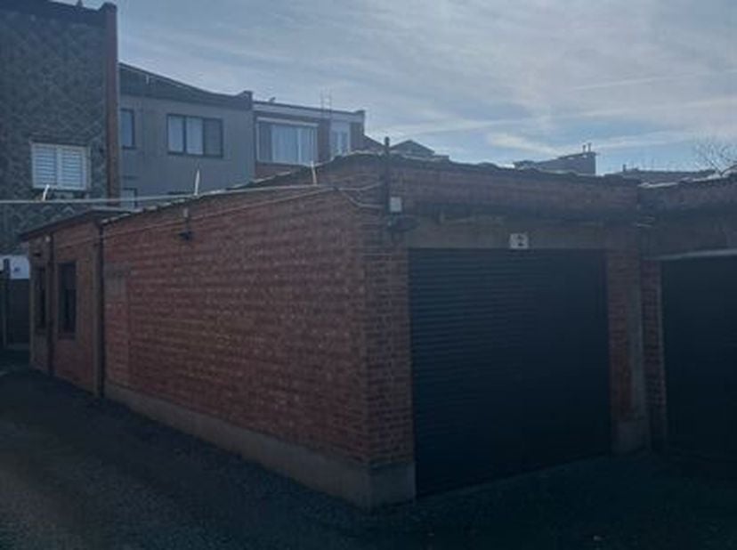 Garagebox op een centrale ligging te Mortsel biedt tal van mogelijkheden. <br />
Ligging: Gelegen op toplocatie te Mortsel, centraal, nabij scholen, w