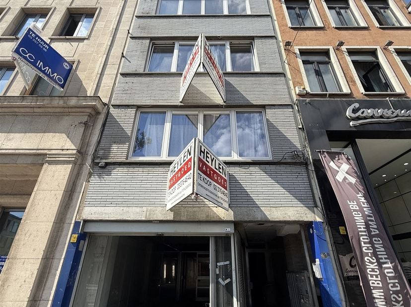ZELDZAME INVESTERING KANS OP TOP A LOCATIE!<br />
Omschrijving:<br />
Dit unieke opbrengsteigendom is grotendeels gerenoveerd en in uitstekende staa