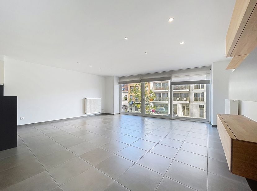 BEZOEK ENKEL AANVRAGEN VIA IMMODAVINCI.BE<br />
LIGGING<br />
Dit aangename appartement is gelegen op de Markt in Deinze, in het bruisende stadscentru