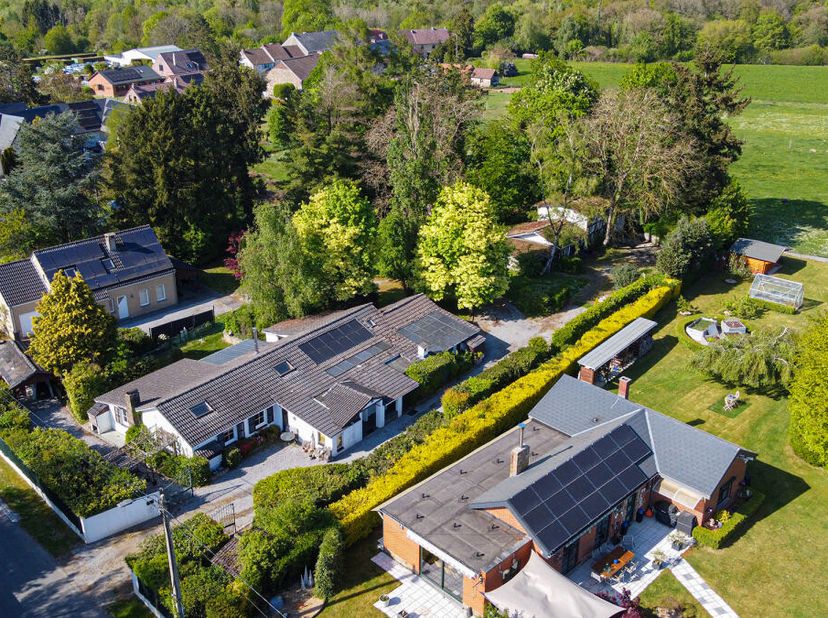 Votre agence de Mariembourg vous présente une agréable villa de plain-pied située dans le superbe village de Sart-Eustache, elle est composée dun hall